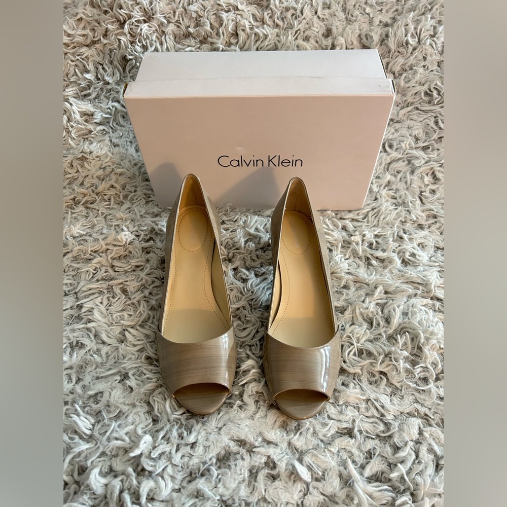 Calvin Klein Parisa Streak Patent Peeptoe pumps, Taupe, Beige, Size 8.5 NWT